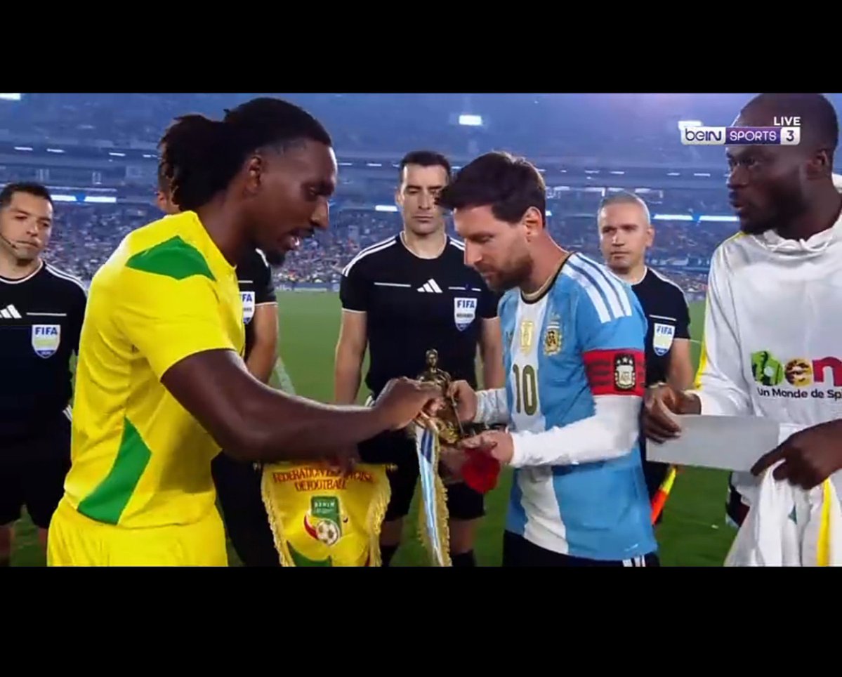 Siowillz's tweet photo. Benin players gave Messi a black magic and a letter during his retirement. 🐐❤️ https://t.co/D3fw6raXfp