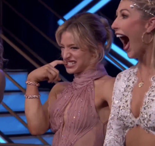 ____tjq____'s tweet photo. holy mother of god daniella karagach the woman you are, the dancer you are, the choreographer you are  #dwts https://t.co/LKmzV4bnYX