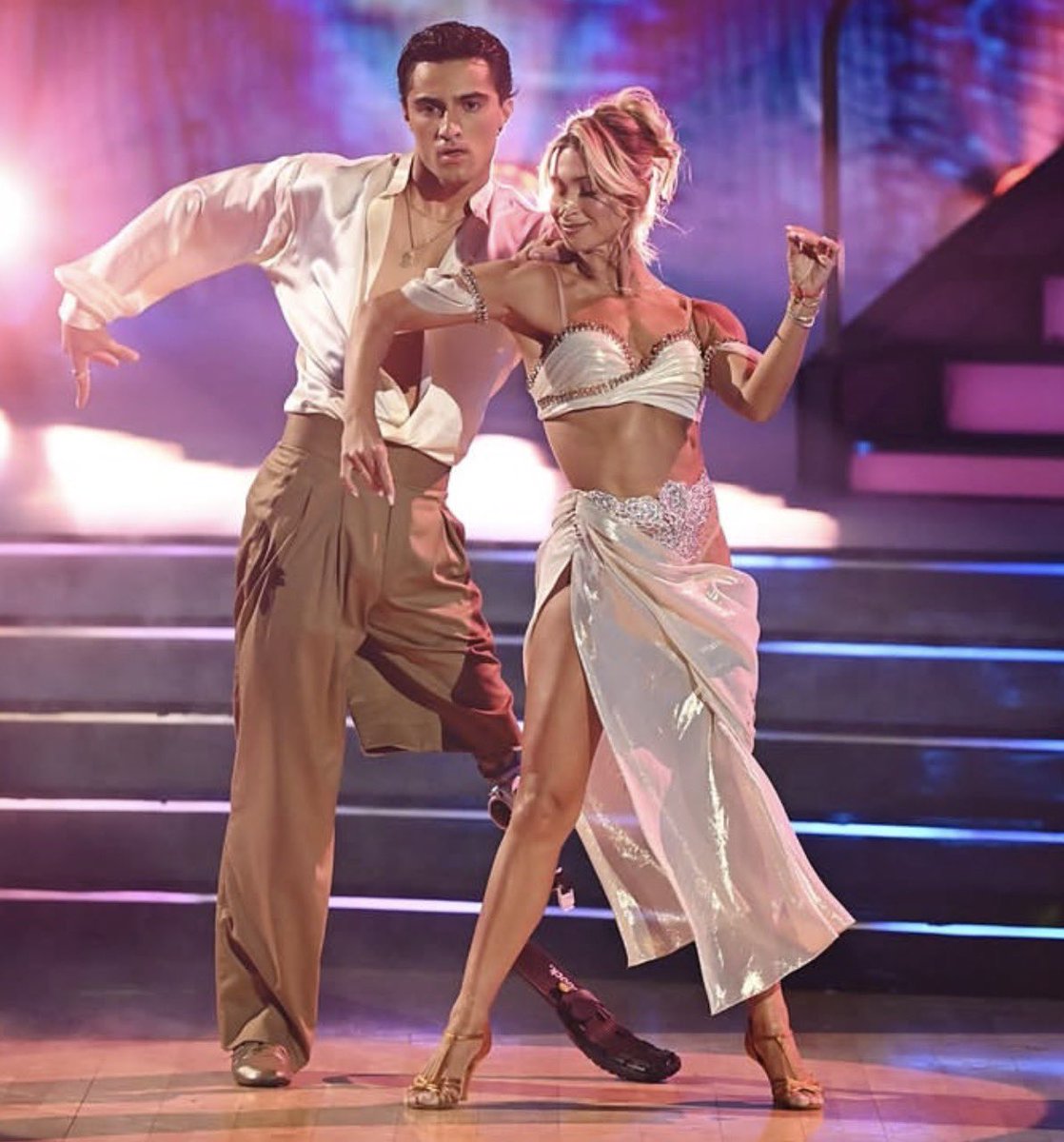 ____tjq____'s tweet photo. holy mother of god daniella karagach the woman you are, the dancer you are, the choreographer you are  #dwts https://t.co/LKmzV4bnYX