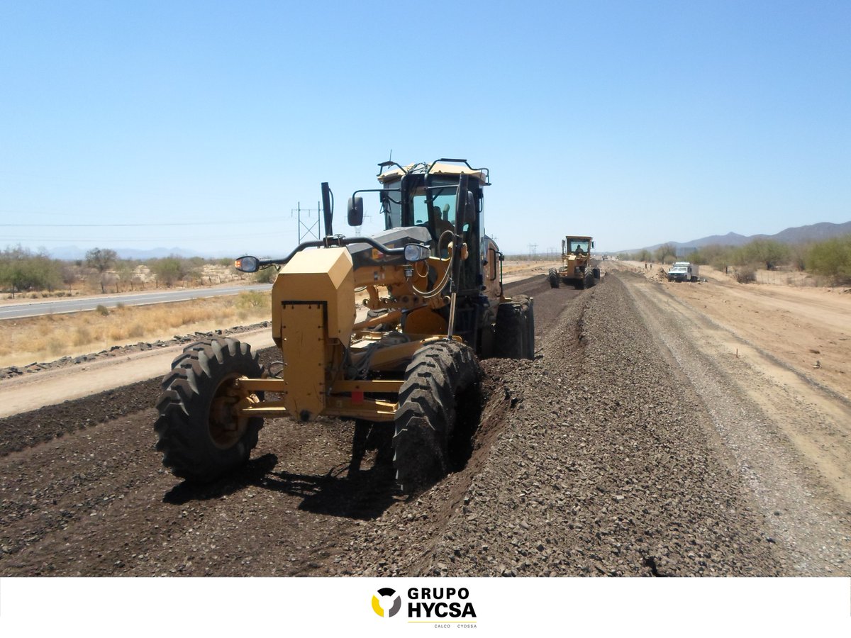 GrupoHycsa's tweet photo. En @GrupoHYCSA, cada camino comienza con una base sólida. 🚧 La preparación y compactación del terreno son etapas fundamentales para construir vialidades con la calidad y resistencia que requiere cada proyecto.

#ConstruyendoRetos
#GrupoHYCSA
#CALCO
#CYDSSA https://t.co/8rDMuU6RXN