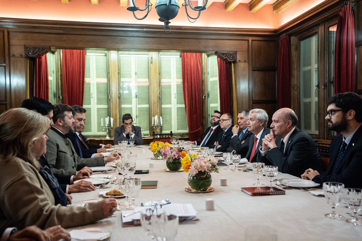 PresidenteKast's tweet photo. Junto al Presidente del Partido Nacional Libertario Johannes Kaiser, el Secretario General Juan Antonio Urzúa y la Bancada de Diputados. Nos hemos reunido para conversar sobre la agenda legislativa y el Presupuesto 2027 https://t.co/51Qaj1MMem