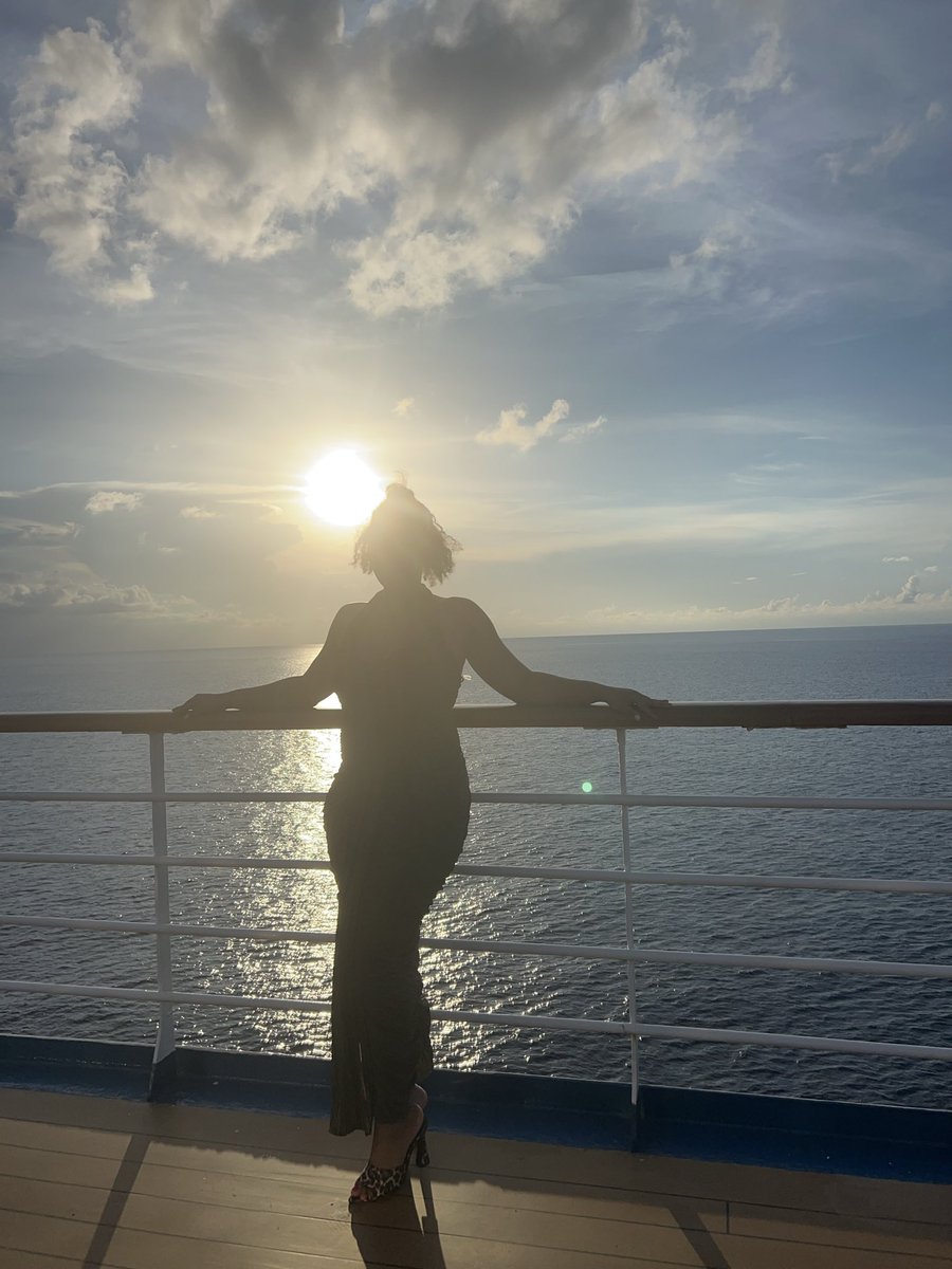 LennyGoddess's tweet photo. He want cake by the ocean https://t.co/oJ5oZtwdoF