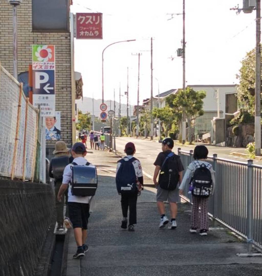 ynagatani3's tweet photo. 10月7日（水）豊能町
皆さま、おはようございます。 
清々しい秋晴れです☀
今日の天気は晴れ☀️
予想最高気温は23℃です。
子ども達は元気に登校しました🏫
見守りは無事故で終了🧒　
今日も一日、ご安全に😀
#豊能町　#朝のご挨拶　
#子ども見守り　#今日も元気に https://t.co/cdG9ZYNEfe