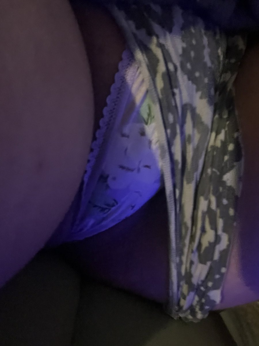 1c1ng's tweet photo. Who’s gonna be a good boy and let me sit on their lap while mommy plays her games~? https://t.co/D9f2dfQDrZ