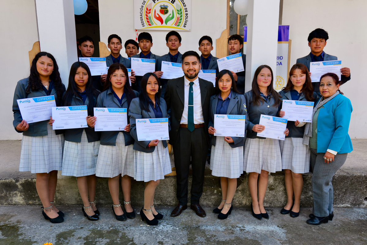 MIT_Ecuador's tweet photo. #Bolívar | Guaranda se conecta. 💻

El Subsecretario de Gobierno Electrónico y Registro Civil, Paul Palate, presidió la entrega de 60 certificados en competencias TIC a ciudadanos que culminaron los cursos impartidos en los Puntos Digitales Gratuitos de Bolívar.

Con ellos, ya son más de 15 mil personas capacitadas en los 27 Puntos Digitales Gratuitos de la provincia.

Estos espacios cuentan con una inversión superior a USD 152 mil y registran más de 376 mil visitas, acercando la tecnología y fortaleciendo las capacidades digitales de los ciudadanos.