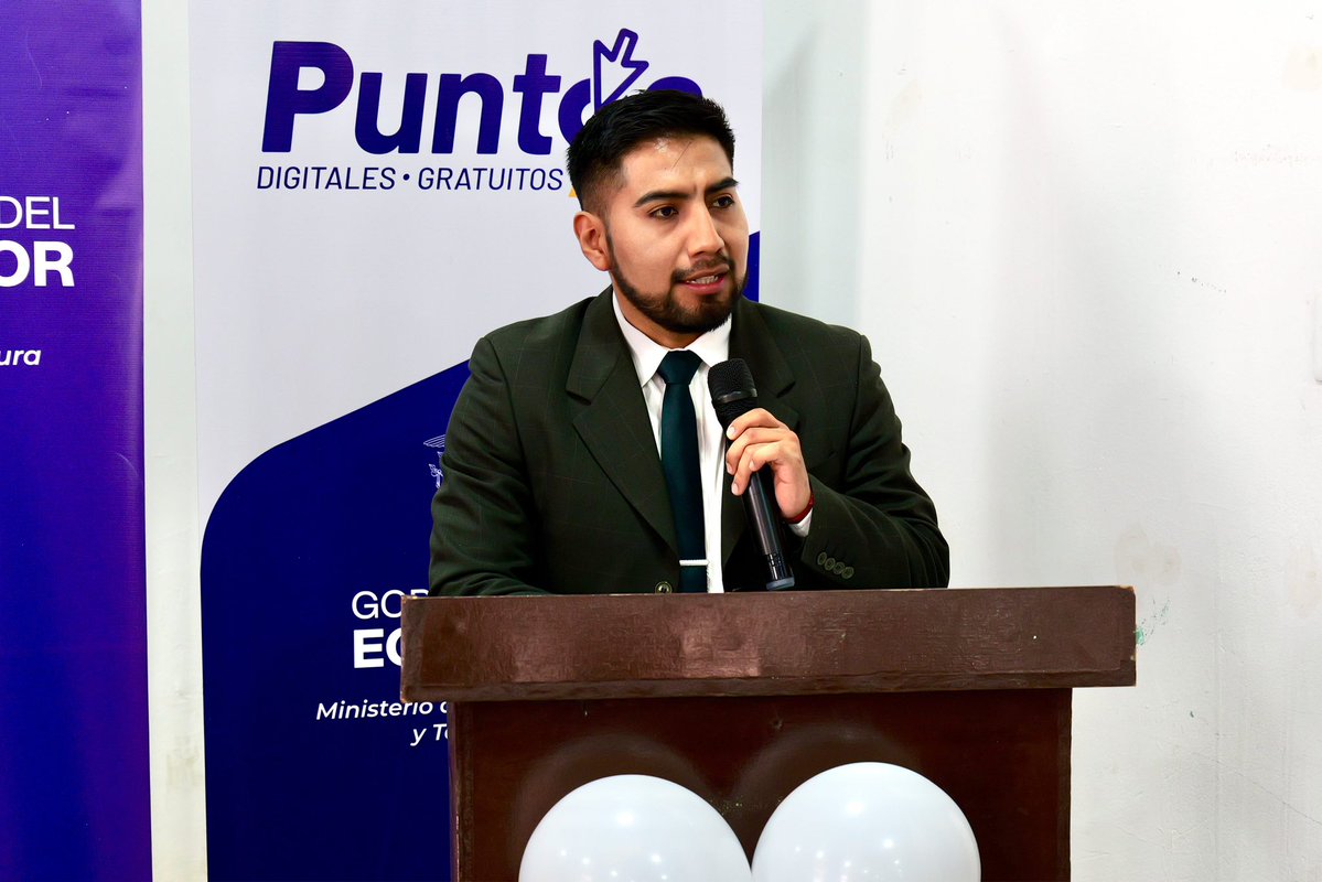 MIT_Ecuador's tweet photo. #Bolívar | Guaranda se conecta. 💻

El Subsecretario de Gobierno Electrónico y Registro Civil, Paul Palate, presidió la entrega de 60 certificados en competencias TIC a ciudadanos que culminaron los cursos impartidos en los Puntos Digitales Gratuitos de Bolívar.

Con ellos, ya son más de 15 mil personas capacitadas en los 27 Puntos Digitales Gratuitos de la provincia.

Estos espacios cuentan con una inversión superior a USD 152 mil y registran más de 376 mil visitas, acercando la tecnología y fortaleciendo las capacidades digitales de los ciudadanos.