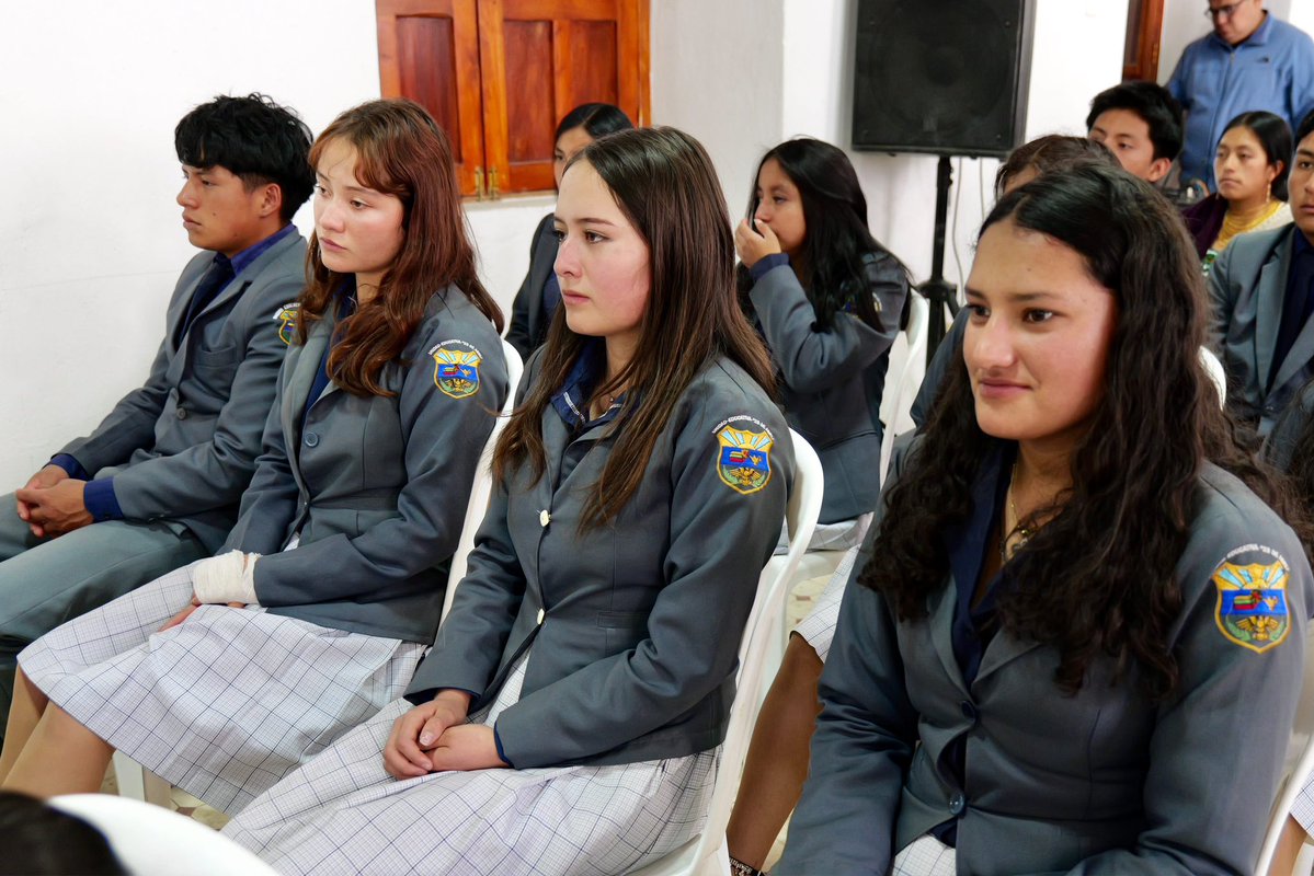 MIT_Ecuador's tweet photo. #Bolívar | Guaranda se conecta. 💻

El Subsecretario de Gobierno Electrónico y Registro Civil, Paul Palate, presidió la entrega de 60 certificados en competencias TIC a ciudadanos que culminaron los cursos impartidos en los Puntos Digitales Gratuitos de Bolívar.

Con ellos, ya son más de 15 mil personas capacitadas en los 27 Puntos Digitales Gratuitos de la provincia.

Estos espacios cuentan con una inversión superior a USD 152 mil y registran más de 376 mil visitas, acercando la tecnología y fortaleciendo las capacidades digitales de los ciudadanos.