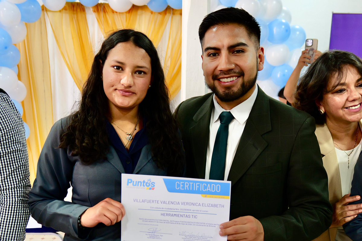 MIT_Ecuador's tweet photo. #Bolívar | Guaranda se conecta. 💻

El Subsecretario de Gobierno Electrónico y Registro Civil, Paul Palate, presidió la entrega de 60 certificados en competencias TIC a ciudadanos que culminaron los cursos impartidos en los Puntos Digitales Gratuitos de Bolívar.

Con ellos, ya son más de 15 mil personas capacitadas en los 27 Puntos Digitales Gratuitos de la provincia.

Estos espacios cuentan con una inversión superior a USD 152 mil y registran más de 376 mil visitas, acercando la tecnología y fortaleciendo las capacidades digitales de los ciudadanos.