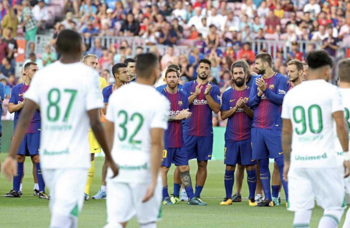 ChapecoenseReal's tweet photo. Em 2017, quando Barcelona e Chapecoense se enfrentaram pela Taça Joan Gamper, Lionel Messi nos recebeu com carinho e nos saudou com respeito e humildade.

Hoje, em seu jogo de despedida pela sua Seleção, retribuímos o gesto, saudando uma das maiores lendas do futebol e agradecendo por tudo o que fez pelo esporte que nos une.

De Chapecó para o mundo: obrigado, Leo.

Gracias, Messi! 💚

📷 AFP