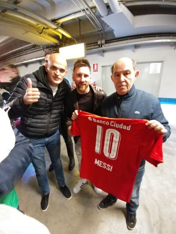 ExigirCAI's tweet photo. Todos ustedes llegaron tarde. Bochini y Messi https://t.co/TEuIvp7d6q