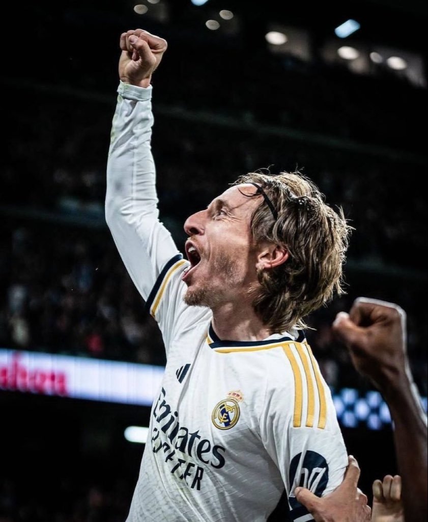Shibbl1's tweet photo. 🚨🗣️ لوكا مودريتش عن العودة إلى ريال مدريد:

«ريال مدريد هو منزلي. قضيت هناك 13 عامًا.

أرغب في أن أكون مفيدًا وأساعد بأي طريقة ممكنة، لكن عليّ أن أستعد وأرى ما هو الدور الذي يمكنني القيام به، وما إذا كان النادي يريد ذلك.

العودة ستكون حلمًا». 🤍

المصدر: El Larguero https://t.co/C45y0nFAJG