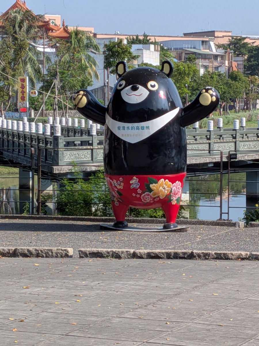 redmoon086's tweet photo. くまもんに似てる高雄熊。パンツ履いててオシャレね。 https://t.co/lcBsugRyzG