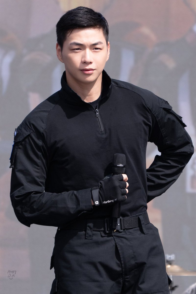 AmizaSherry's tweet photo. First thing first..
What I really love about the 5-day festival is their black outfit! It looked so cool. Daniel looked really handsome and charismatic in black.😘 https://t.co/7yGiSuKxak