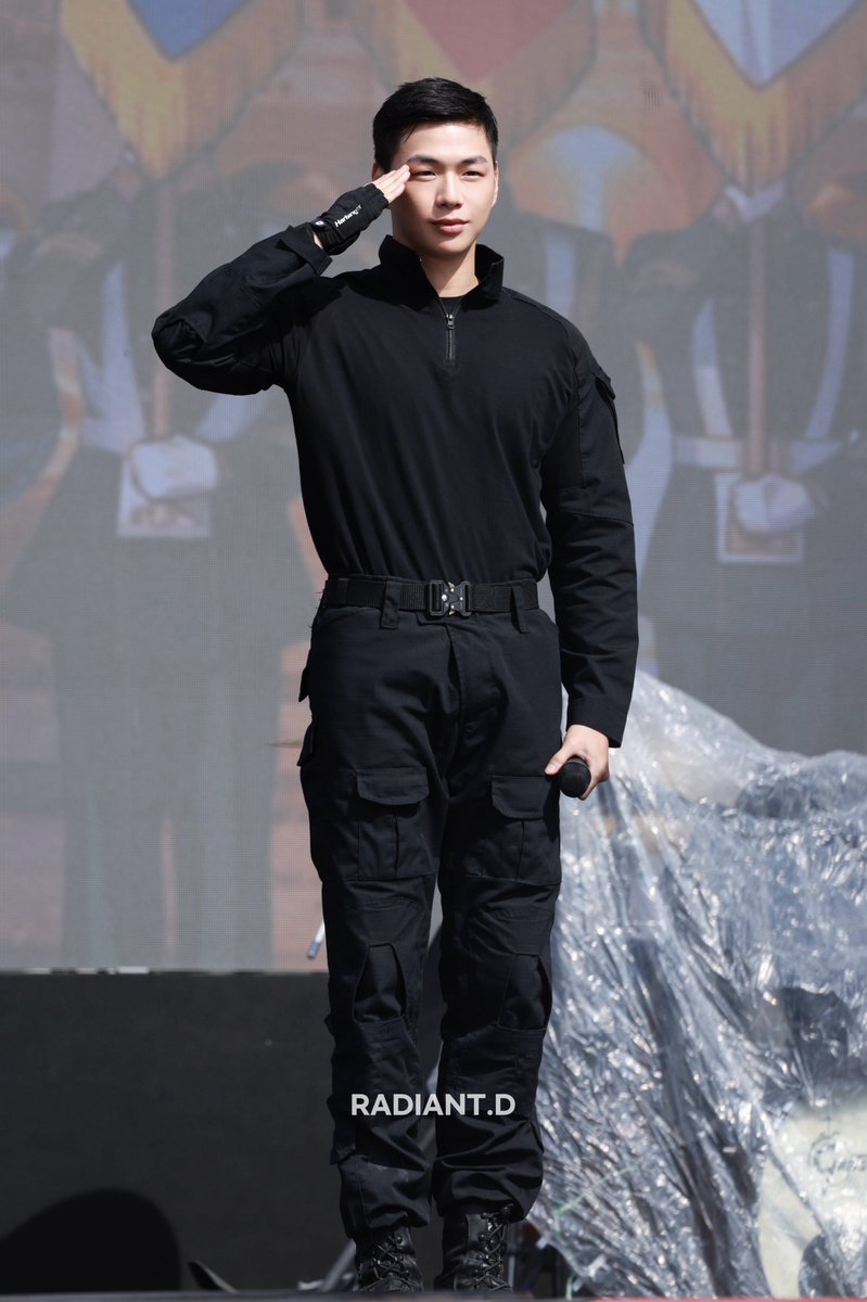 AmizaSherry's tweet photo. First thing first..
What I really love about the 5-day festival is their black outfit! It looked so cool. Daniel looked really handsome and charismatic in black.😘 https://t.co/7yGiSuKxak