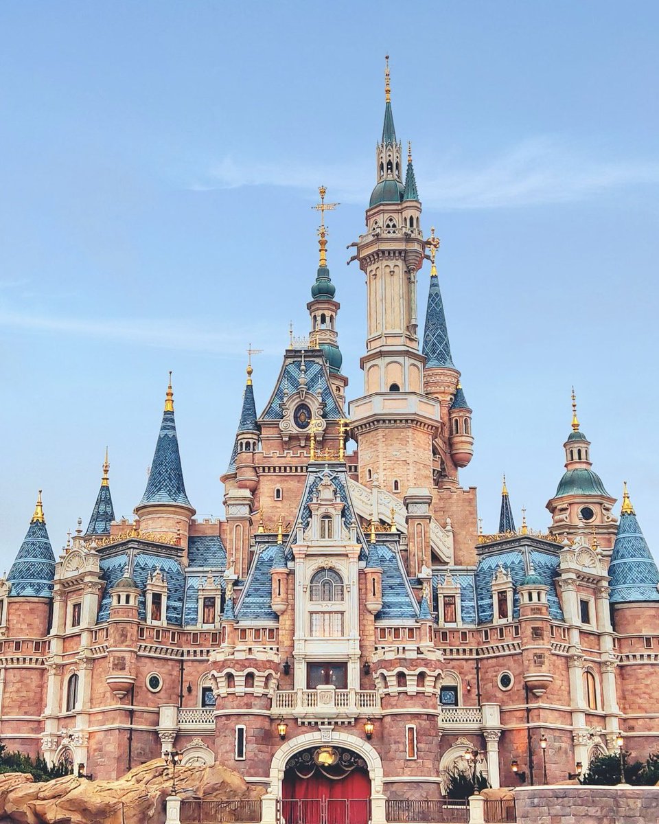 PopCrave's tweet photo. ‘Abbott Elementary’ Season 6 will feature an episode set at Disneyland.

It will serve as the series’ 100th episode and the season finale. https://t.co/o74nbMJlss