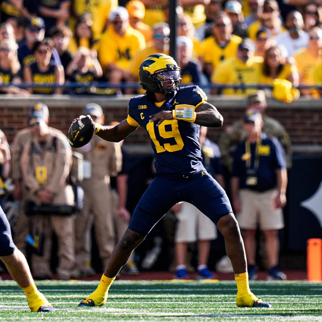 SleeperCFB's tweet photo. Does Bryce Underwood need more respect for his 2026 season?

🎯 67/113 (59%)
💪 881 Pass Yards
🙌 7 Total tds
🦿 212 Rush Yards https://t.co/AtLevNNNkz