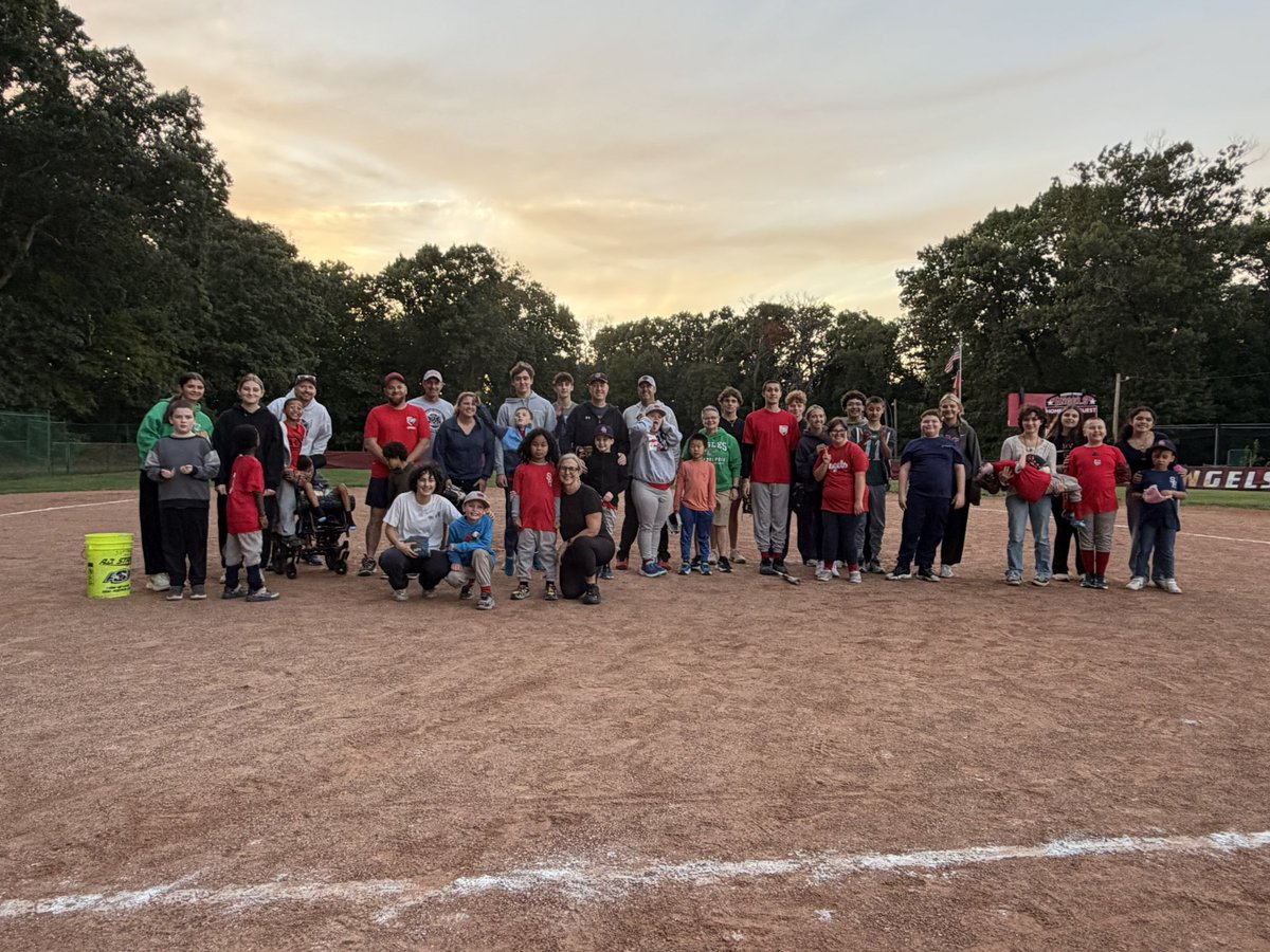 ellagolem_2028's tweet photo. This past month I had the amazing opportunity to help teach children with special needs the sport I love! 🥎💕@SouthJerseyAs https://t.co/bwBqtMwJlS