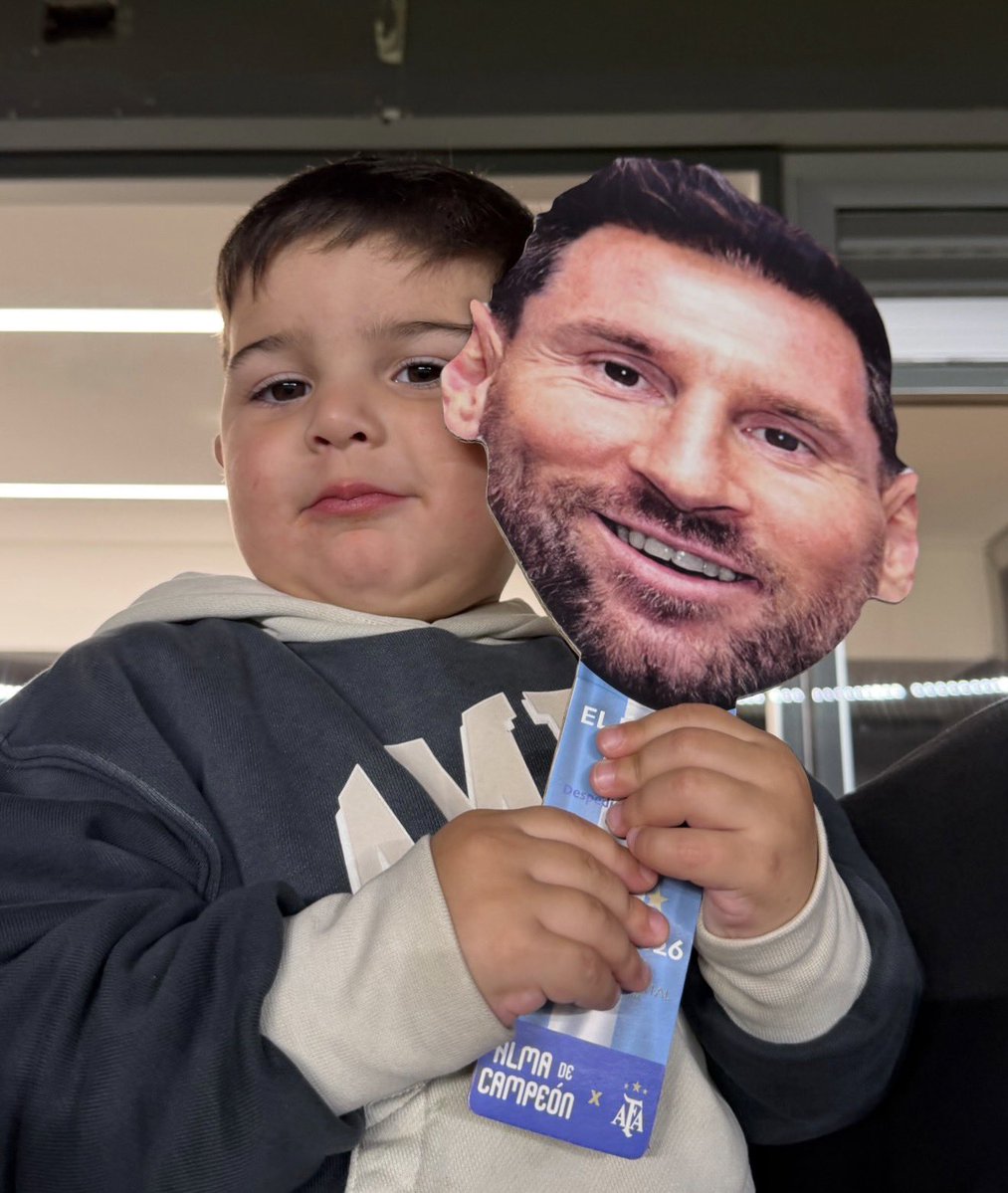 Scalonados's tweet photo. Benja con su careta de Messi, lo ama tanto como el padre 🥹🫶🏻 https://t.co/OvNv92naDG