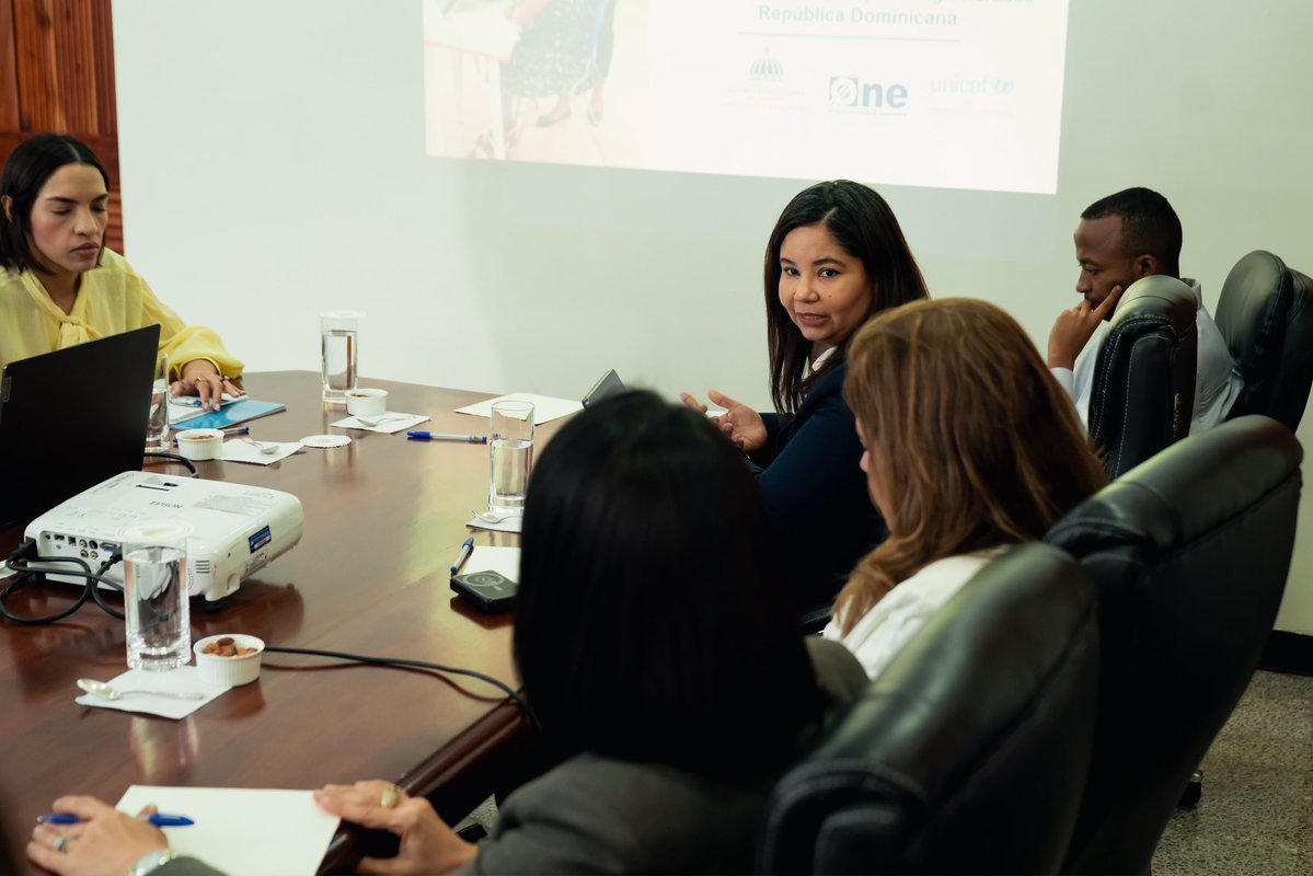 raquelarbaje's tweet photo. Me reuní con @CONANIRDo, @UNICEFRD y la @ONERD_ para abordar la Política de Prevención y Atención a las Uniones Tempranas y el Embarazo en Adolescentes (PPA).

Prevenir estas situaciones exige atención, coordinación y decisiones que protejan las oportunidades de nuestros adolescentes.