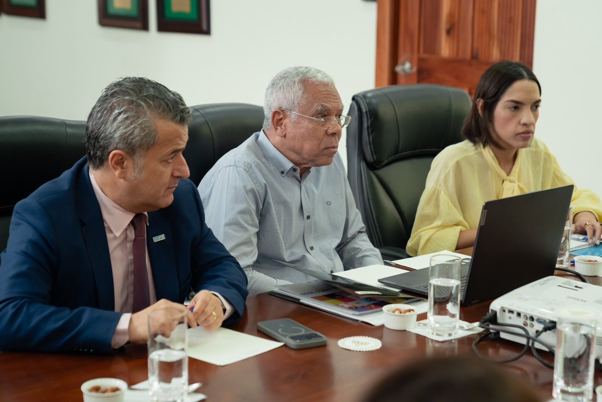 raquelarbaje's tweet photo. Me reuní con @CONANIRDo, @UNICEFRD y la @ONERD_ para abordar la Política de Prevención y Atención a las Uniones Tempranas y el Embarazo en Adolescentes (PPA).

Prevenir estas situaciones exige atención, coordinación y decisiones que protejan las oportunidades de nuestros adolescentes.