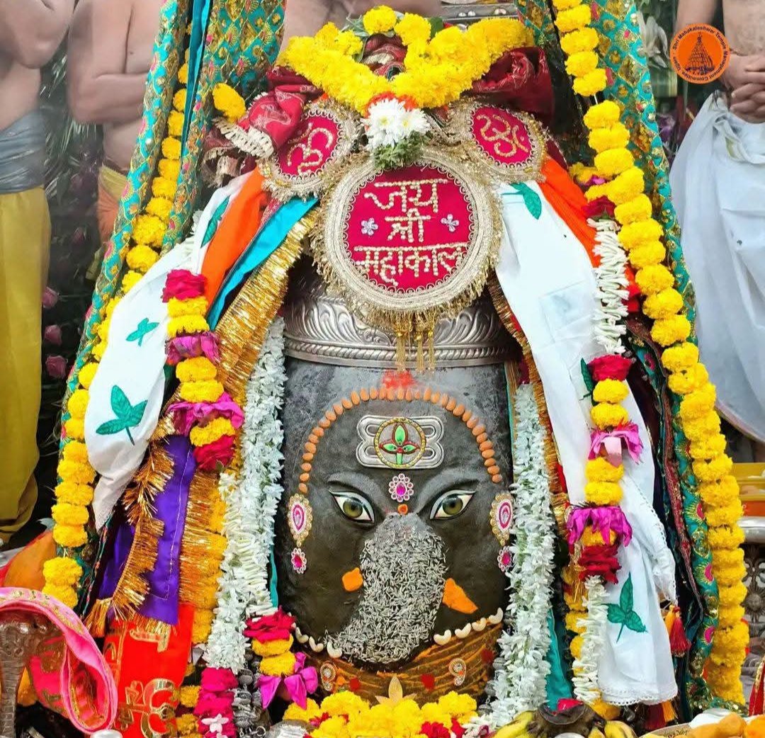 cwsvg's tweet photo. #ॐ_जय_श्री_महाकाल ☘️🌹🙏
#श्री #महाकालेश्वर #ज्योतिर्लिंग #भस्म_आरती #श्रृंगार #दर्शन | #उज्जैन 🔱💥 #२०८३_विक्रम_सम्वत् #आश्विन #कृष्णपक्ष #द्वादशी #07Oct2026 #बुधवार #Wednesday https://t.co/qVcwPs7xWJ