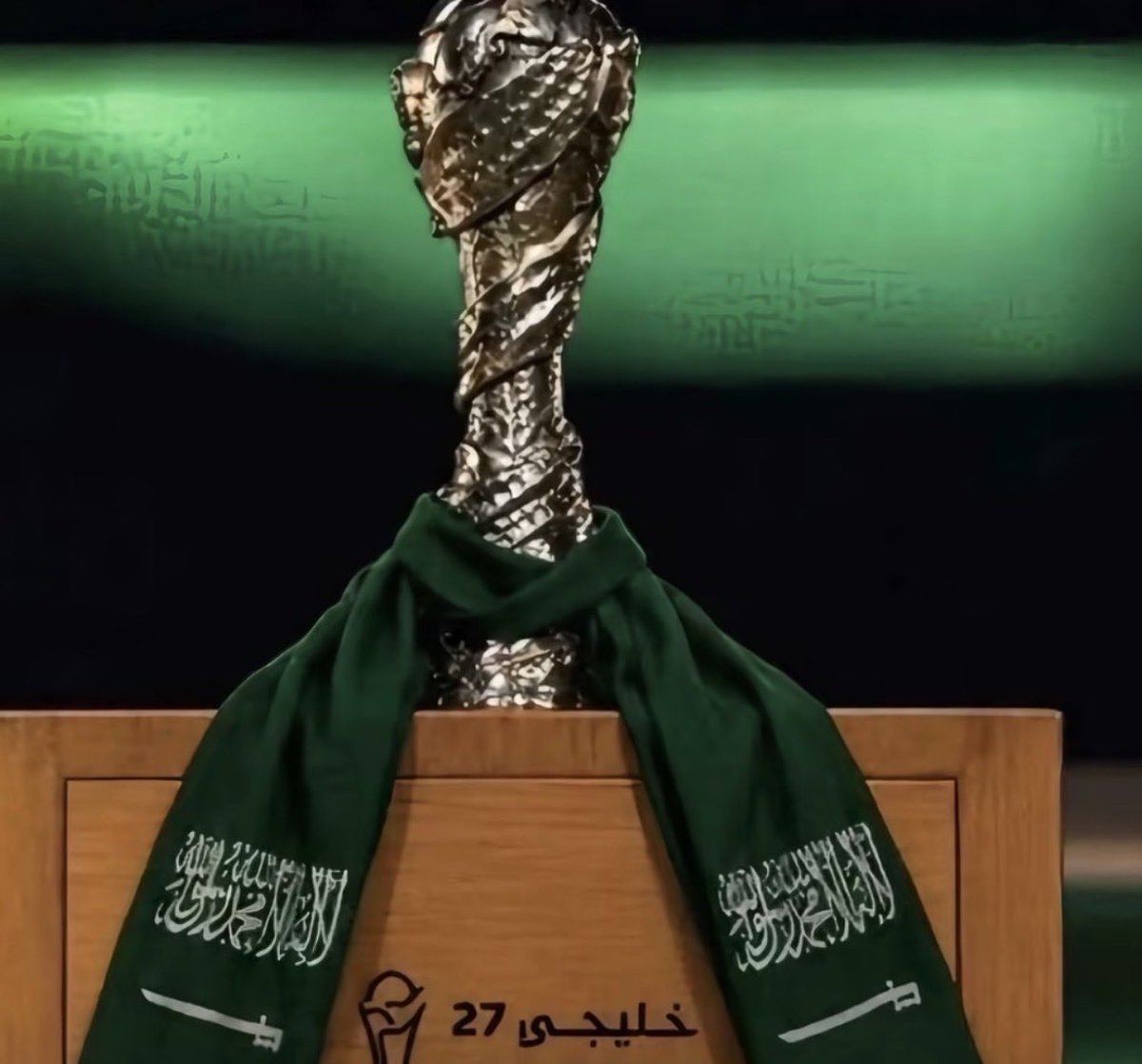 _almemoni's tweet photo. -
#خليجي٢٧ 
#الاخضر_بطل_الخليج

"ما بين خلك حصان و بين خلك صقر 
ما عاد ندري ندك الأرض و إلا نطيــر " 🇸🇦🤍. https://t.co/NTi0yxIBaz