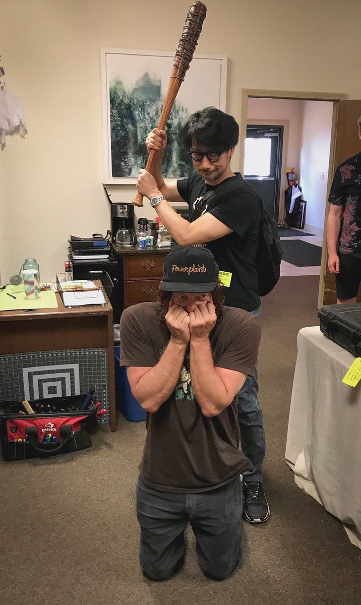 Normanbot_'s tweet photo. 「ウォーキングデッド」のあのシーンを再現する小島秀夫監督とノーマンリーダス https://t.co/lfReU8jheS