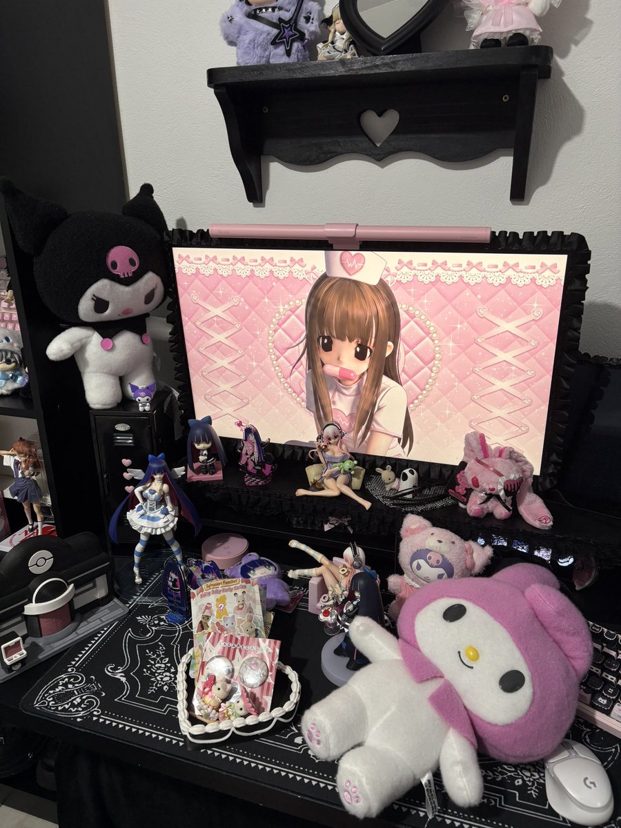 babiisroom's tweet photo. o estado da mesa pós unboxing https://t.co/SkETvGJGgP