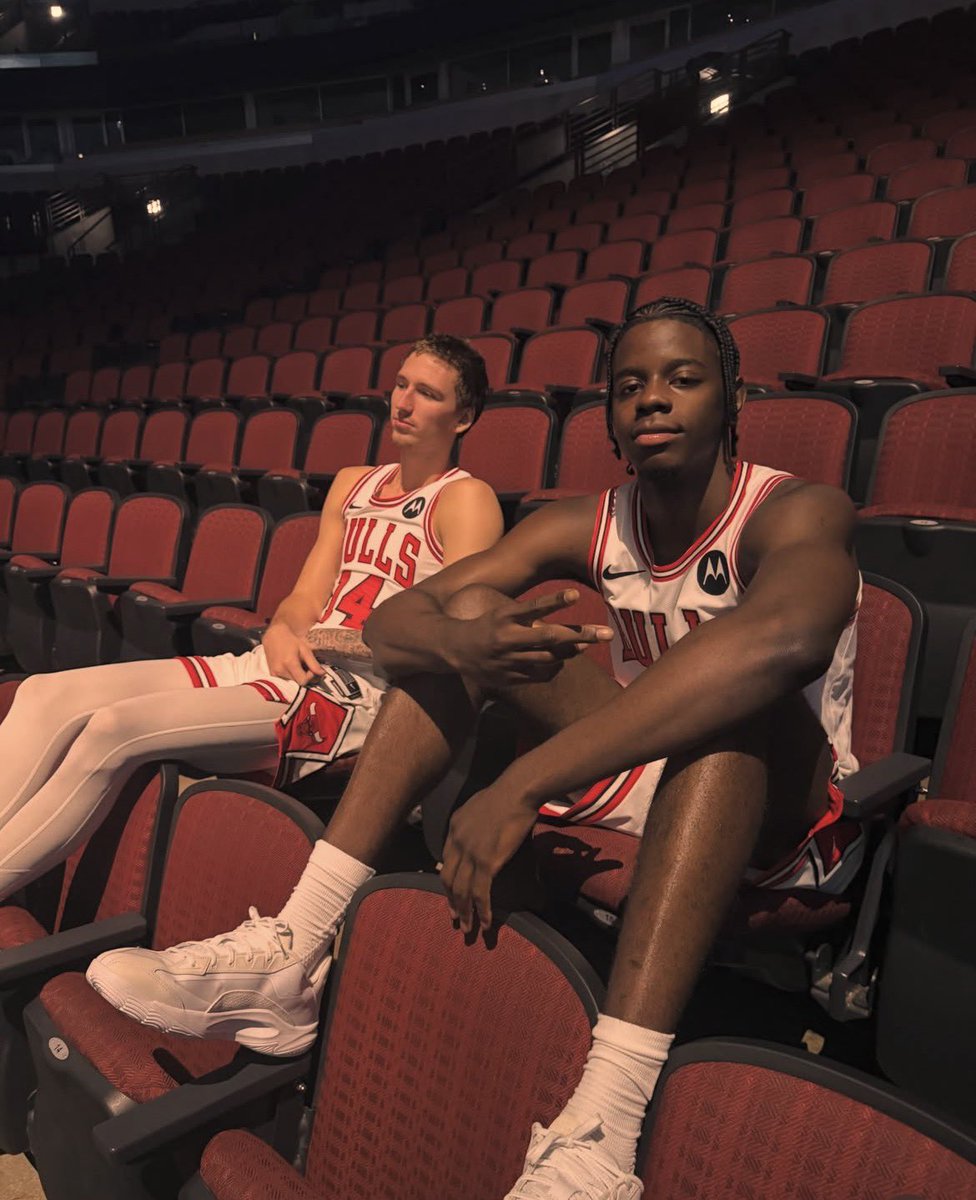 DRAC04x's tweet photo. bulls love watch https://t.co/g64jLdEGHN