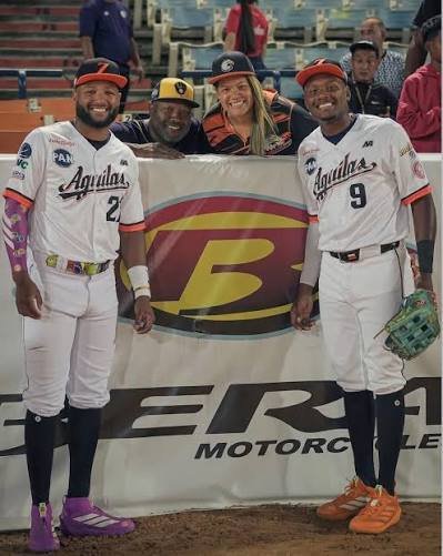 SHOWRIO11's tweet photo. @SophiaMinnaert @Brewers Jackson with his parents and his brother Jaison. Jaison belongs to Cleveland and is currently in Double-A. When Jackson hit the walk-off to beat San Diego, his mom was screaming in the stadium, “THAT’S MY SON! THAT’S MY SON! https://t.co/cBjzdwQrlR