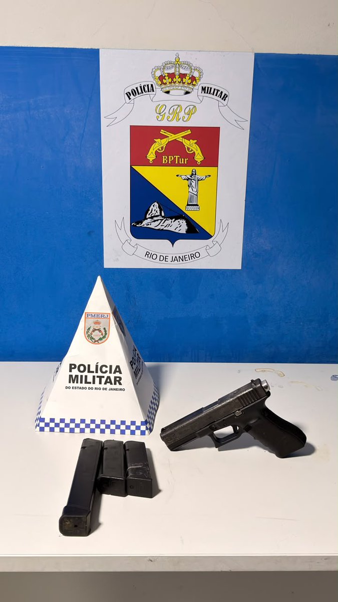 PMERJ's tweet photo. 🚨ARMA APREENDIDA EM SANTO CRISTO
Policiais do #BPTUR apreenderam uma pistola e três carregadores durante uma ação nas proximidades da Rodoviária Novo Rio, em Santo Cristo. O armamento estava escondido no interior de um travesseiro, dentro de uma mala.
#ServireProteger https://t.co/JlcLSdSrNR