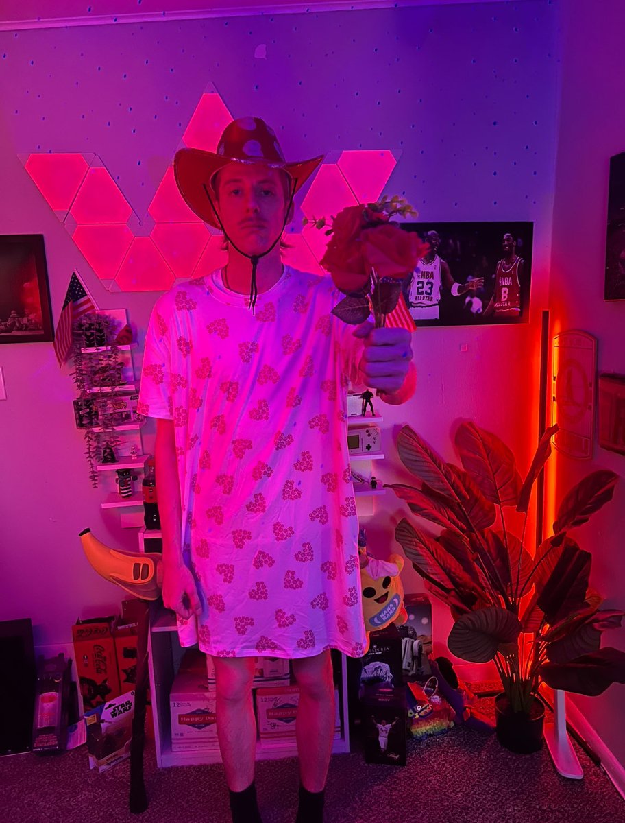 itsTKshotz's tweet photo. @HappyHappyGal Would love to get on this if still possible!! Word on the street is my costume parter @kaitsnapping is available too! 👀 https://t.co/MGIk51WYZI