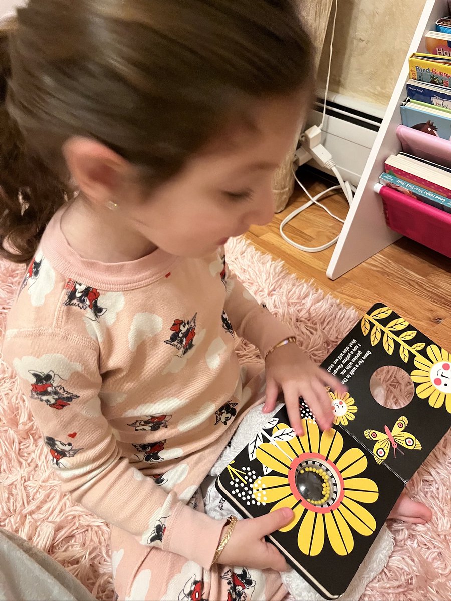D31BeeHiveSI's tweet photo. “There are many little ways to enlarge your world. Love of books is the best of all.”-Jaqueline Kennedy. 📚🎈🌎❤️ #neverstopreadingchallenge⭐️ #readingisanadventure🏰🗺⚓️⛰ #d31isthebest💛🌻 @djacobsen920 @AP_JelaniMiller @DocPalton @CSD31SI @NYCSchools https://t.co/UsXuEGegNL