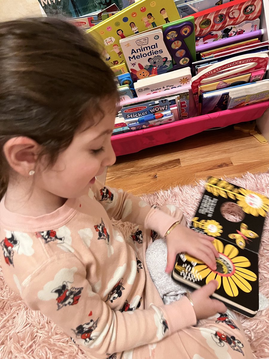 D31BeeHiveSI's tweet photo. “There are many little ways to enlarge your world. Love of books is the best of all.”-Jaqueline Kennedy. 📚🎈🌎❤️ #neverstopreadingchallenge⭐️ #readingisanadventure🏰🗺⚓️⛰ #d31isthebest💛🌻 @djacobsen920 @AP_JelaniMiller @DocPalton @CSD31SI @NYCSchools https://t.co/UsXuEGegNL