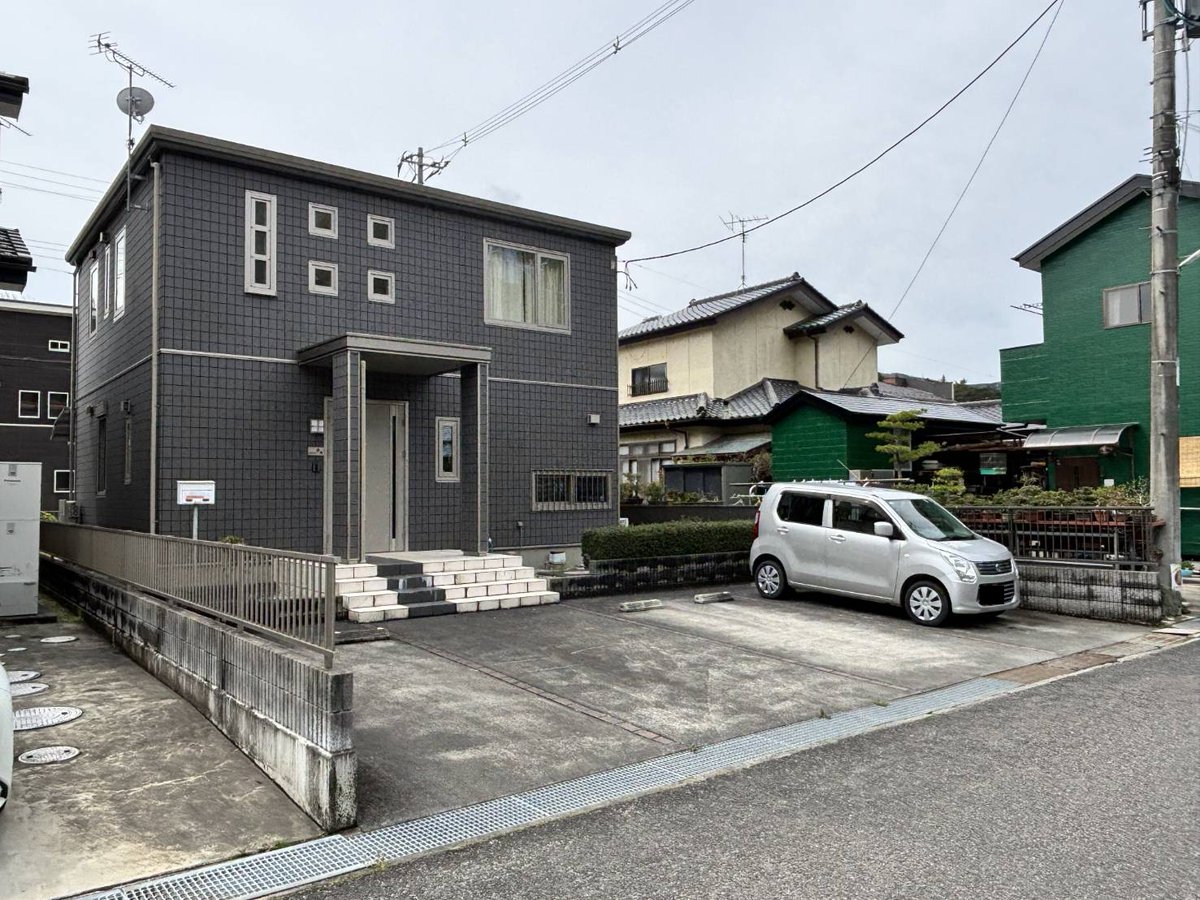 iwaki_town's tweet photo. 【新着物件🌟中古住宅】いわき市内郷宮町　セキスイハイム様施工の5LDKの戸建です✨駐車場3台以上駐車可能、オール電化住宅です。
是非お問い合わせ下さい！☎️0246-23-3200
＃いわき市売買　＃いわき市中古住宅　＃ミニミニＦＣいわき店 https://t.co/XkvwIjYWwJ