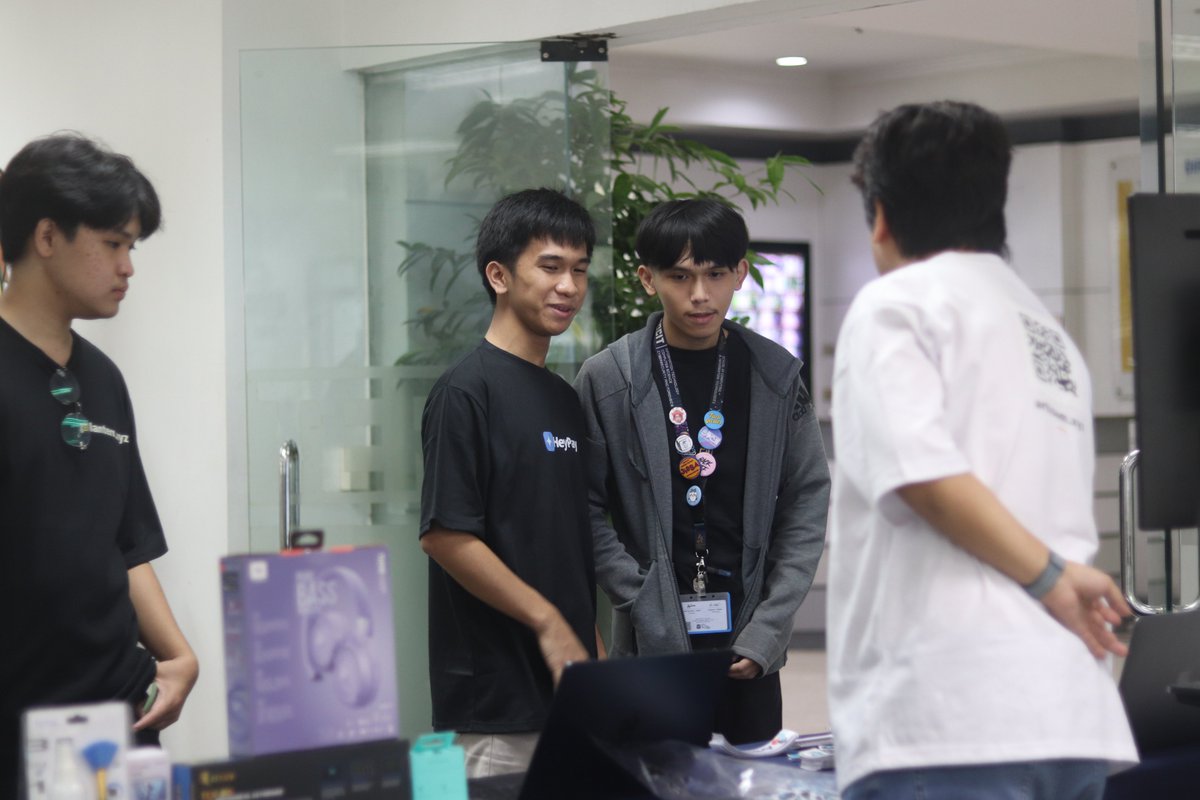 HeyPayfi's tweet photo. Last week, we onboarded students to live wallets settling on #Stellar! 📲⚡

Real-world QR payments made simple. 

Thank you Asia Pacific College - School of Engineering for letting us share the future of on-chain payments!

#Soroban #Web3PH https://t.co/lfoUK5sTI2