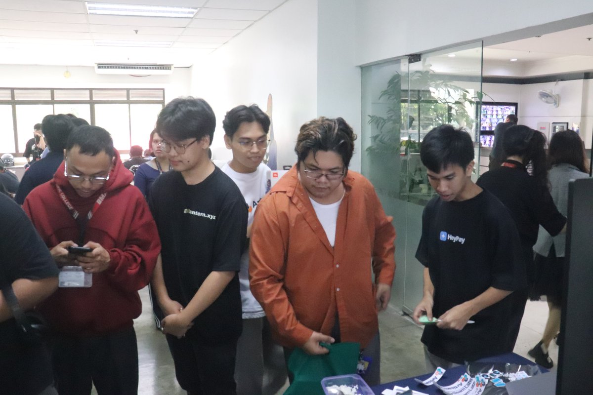 HeyPayfi's tweet photo. Last week, we onboarded students to live wallets settling on #Stellar! 📲⚡

Real-world QR payments made simple. 

Thank you Asia Pacific College - School of Engineering for letting us share the future of on-chain payments!

#Soroban #Web3PH https://t.co/lfoUK5sTI2
