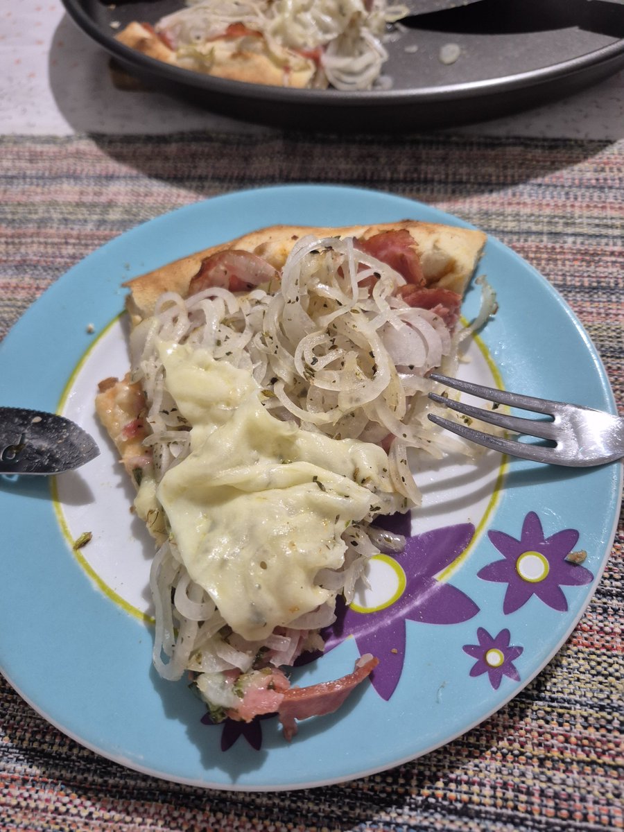 Princes_Hornet_'s tweet photo. a pizza com mais cebola do mundo https://t.co/lxtAYugYtk
