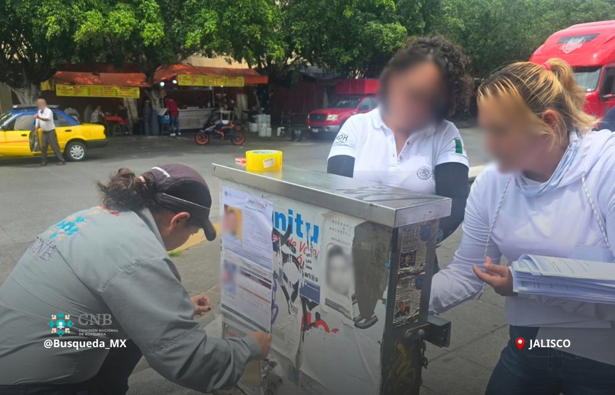 Busqueda_MX's tweet photo. ⚠️ #AccionesDeBúsqueda | #Jalisco | #Nacional

Como parte del seguimiento a las labores permanentes de búsqueda, personal de la Comisión Nacional de @Busqueda_MX realizó trabajos de búsqueda en vida en #Jalisco.

Las actividades incluyeron difusión y colocación de cédulas de búsqueda, en coordinación con la @GN_MEXICO_ , la Fiscalía General de la República @FGRMexico, la Comisión Estatal de Búsqueda de Personas y la Policía Estatal.

Para el @GobiernoMX la localización de personas desaparecidas es una prioridad nacional. Por ello, se fortalecen las búsquedas en vida y forense mediante trabajo en territorio y atención cercana a las familias.

#PersonasDesaparecidas 
#BúsquedaNacional 
#HastaEncontrarles