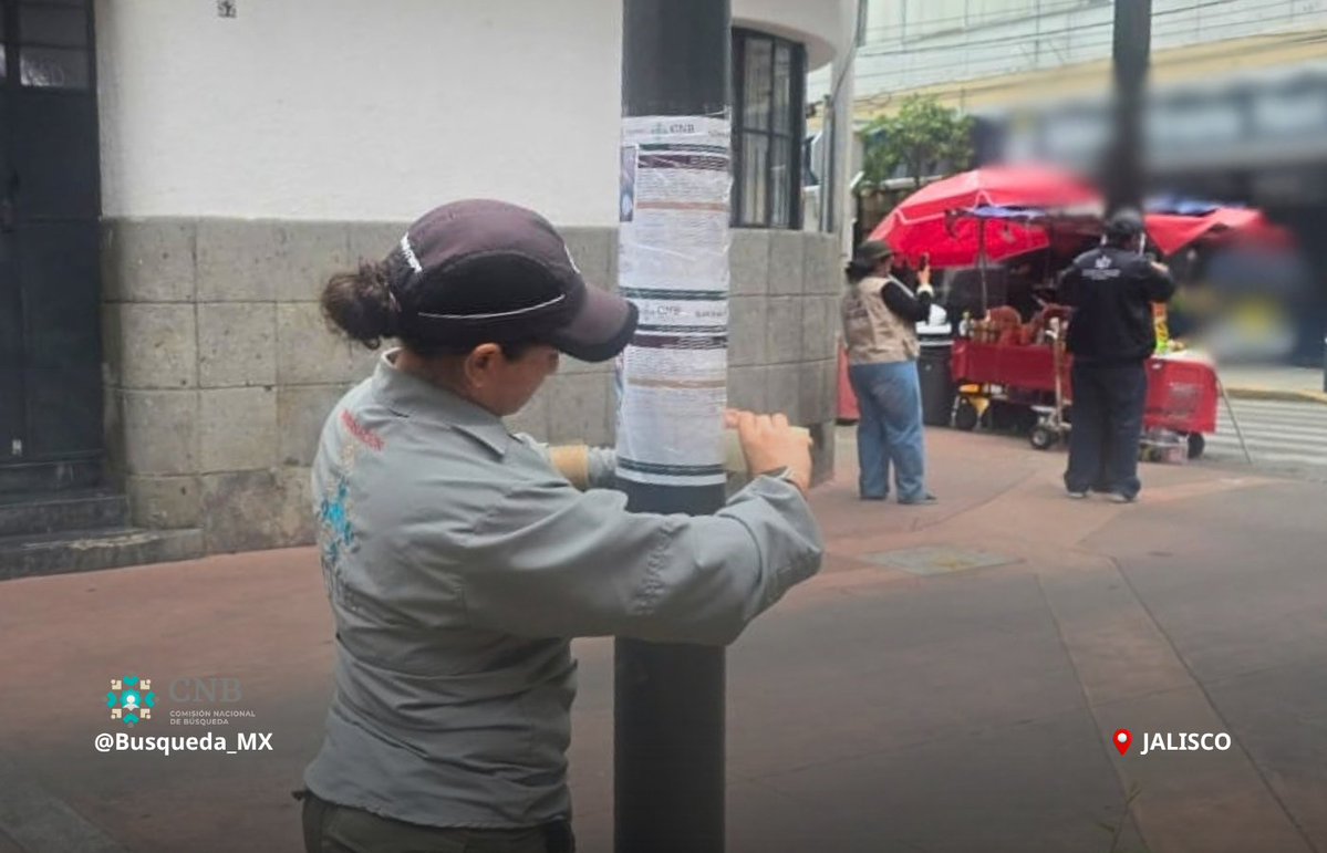 Busqueda_MX's tweet photo. ⚠️ #AccionesDeBúsqueda | #Jalisco | #Nacional

Como parte del seguimiento a las labores permanentes de búsqueda, personal de la Comisión Nacional de @Busqueda_MX realizó trabajos de búsqueda en vida en #Jalisco.

Las actividades incluyeron difusión y colocación de cédulas de búsqueda, en coordinación con la @GN_MEXICO_ , la Fiscalía General de la República @FGRMexico, la Comisión Estatal de Búsqueda de Personas y la Policía Estatal.

Para el @GobiernoMX la localización de personas desaparecidas es una prioridad nacional. Por ello, se fortalecen las búsquedas en vida y forense mediante trabajo en territorio y atención cercana a las familias.

#PersonasDesaparecidas 
#BúsquedaNacional 
#HastaEncontrarles