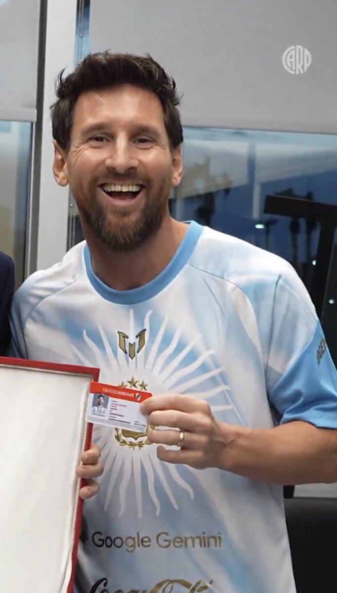 LanataPPT's tweet photo. 🚨 El Capitan Lionel Messi es socio de River Plate https://t.co/fkpbbhQVKg
