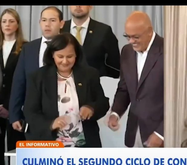 escuchame05's tweet photo. Risas van y risas vienen,

Esos son los VENEZOLANOS 

Q dice Trump 

Q están entre felices y entre

 risas y bailes

Y pedacitos de oro . https://t.co/UbL72jt3VQ