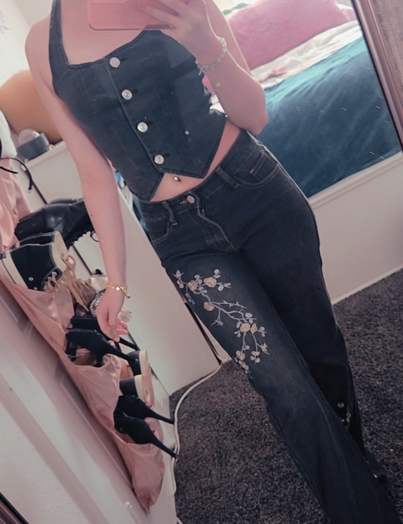 def_not_vena's tweet photo. pinned time 🍃

▪︎ Vena
▪︎ 21 yrs
▪︎ stoner (teach me how to roll, im terrible, it's embarrassing </3)
▪︎ into fashion and music (cas, chase atlantic, zeph, ella boh)
▪︎ dms open, i don't bite :)
▪︎ MDNI https://t.co/Kx7QsdMITs