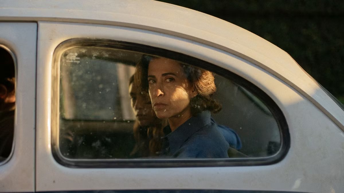 papichulocinema's tweet photo. I’m Still Here, the Brazilian film that won the Oscar for Best International Feature, portrays the Paiva family, a middle-class family living through the repression of the dictatorship that marked Brazil.

The Secret Agent, a Brazilian film and the most-awarded non-English-language film of 2025, features Wagner Moura in multiple roles, constantly shifting identities as he tries to evade an ideological hunt that runs over anyone who gets in its way. Bodies are left on the streets to rot, while people cling to myths and urban legends like the Perna Cabeluda (The Hairy Leg) to make sense of the disappearances and deaths surrounding Recife. It is also set during the dictatorship that marked Brazil.

With their great films, Walter Salles and Kleber Mendonça Filho have done everything they can to remind Brazilians: DO NOT FORGET. Democracy is always hanging by a thread.

And here we are in 2026, with a presidential election approaching. Bolsonaro’s son, the son of a former president who defended the dictatorship and torture and was arrested for organizing an attempted coup, is in a tight race that could potentially put him in power.

Brazil, the country of Carnival, cinema, joyful and passionate people, political engagement, and the Amazon, could once again face terrifying times if Brazilians forget what these films have tried so desperately to remind us of.