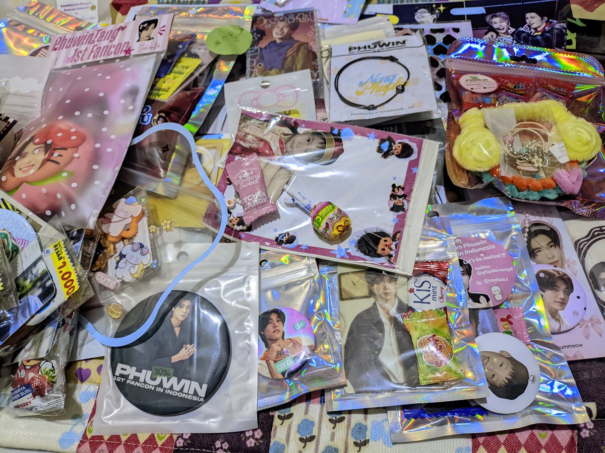 pphuaica's tweet photo. freebies yang aku dapet untuk dua hari🥹🤍 jujur aku terharu banget pas hari h fancon banyak yg ngasih padahal aku ud bilang freebies aku untuk trade smua🥺 
makasih banyak smua, see u🤍 makasih udah kasih aku pengalaman baik🫶🏻 https://t.co/bm7xLZ3dqo