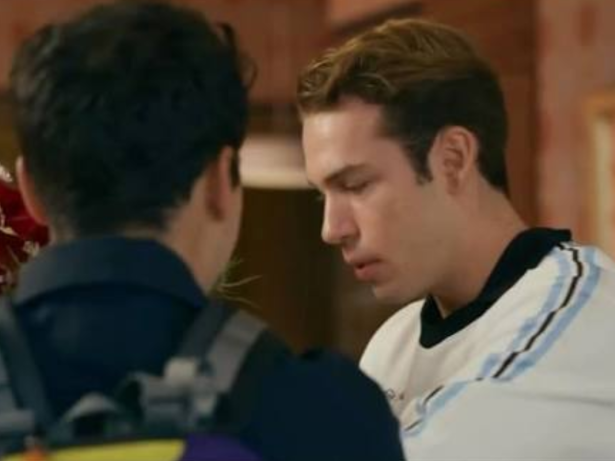 luanziie's tweet photo. acho que se antes da novela começar falassem pro walcyr que a trama do filho do arthur voltando estaria sem repercussão e o que estaria bombando é o casal gay do irmão da protagonista ele não acreditaria #QuemAmaCuida https://t.co/KLe0N1qcQu