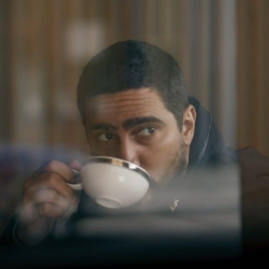 luanziie's tweet photo. acho que se antes da novela começar falassem pro walcyr que a trama do filho do arthur voltando estaria sem repercussão e o que estaria bombando é o casal gay do irmão da protagonista ele não acreditaria #QuemAmaCuida https://t.co/KLe0N1qcQu
