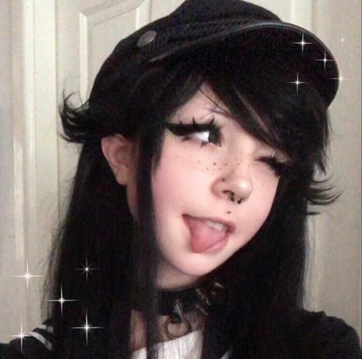 livimiiau's tweet photo. toda garota cronicamente online já quis ser uma dessas meninas em 2018 https://t.co/GVtOMpBQ2i