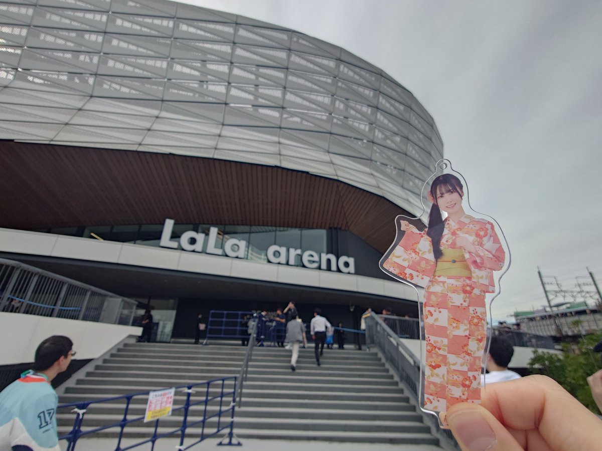 nanibito's tweet photo. 幸せに満ち満ちています。目の前で見る推しはメチャクチャ綺麗でした。
何より、振っていたタオルに気付いてくれて指ハートのレスが……！こんな幸せなことがあって良いのか！？
不意打ちすぎてフリーズしちゃったのでリアミで改めて感謝を伝えようと思います。愛は最強だ……
#ひなた坂46LIVE_DAY1 https://t.co/tHE2BczBFg