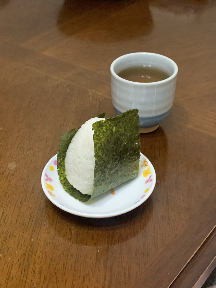 studiodoubt's tweet photo. 奥さんのおにぎり。
なかなかの出来である。（自画自賛）

寝入り端の奥さんに「今日は結婚記念日ですよ」と言ったら、『！！！一気に目が覚めた！』という反応が。
完全に忘れてたらしい🤣

そんなわけで結婚生活も32年目に無事（？）突入です。 https://t.co/mhkkx0Mkqu